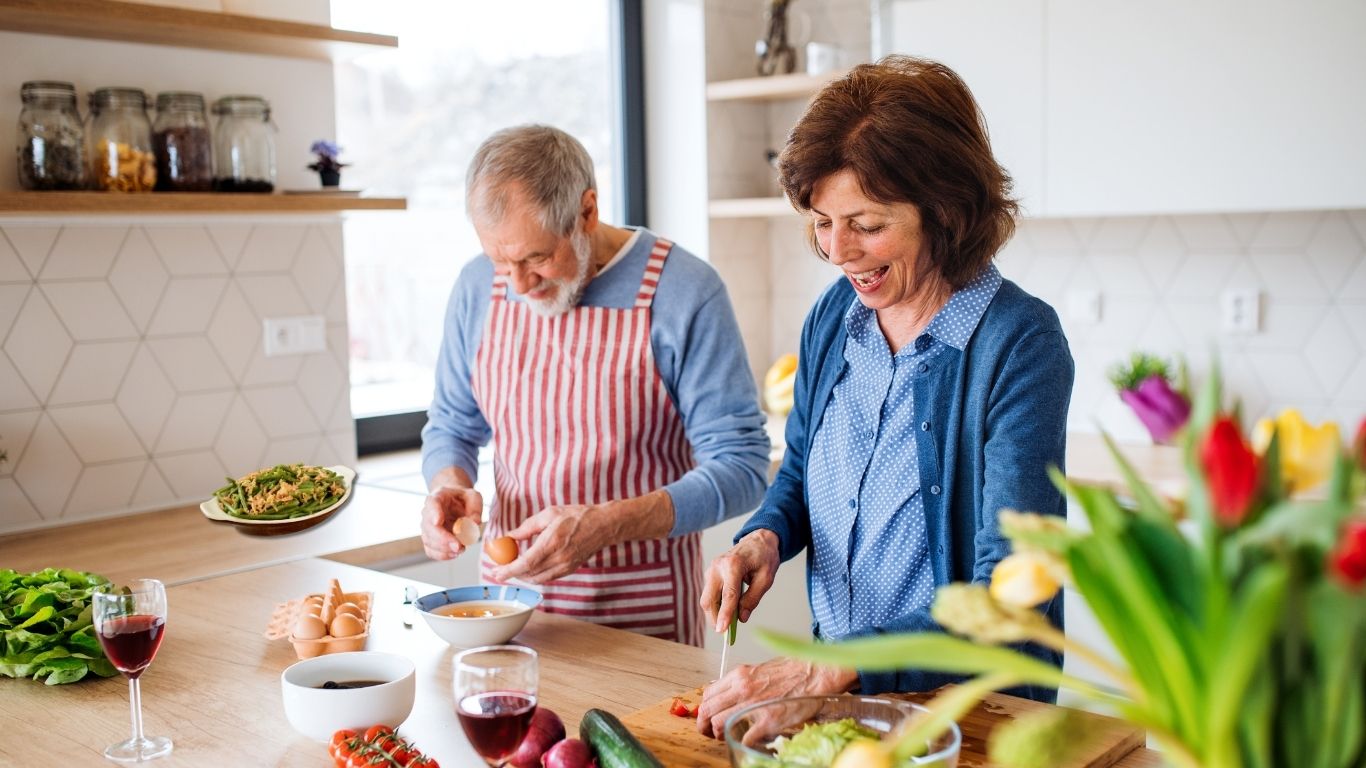 Un couple cuisine ensemble accueil